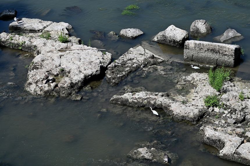 Severe Drought in Rome Reveals Ancient Ruins of Nero’s Bridge in Tiber River