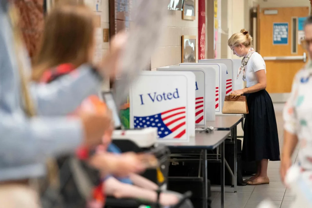 US Midterm Campaigns Intensify as Parties Clash Over Economic Woes and Ideology