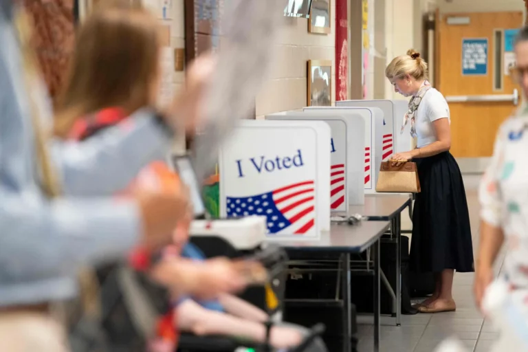 US Midterm Campaigns Intensify as Parties Clash Over Economic Woes and Ideology