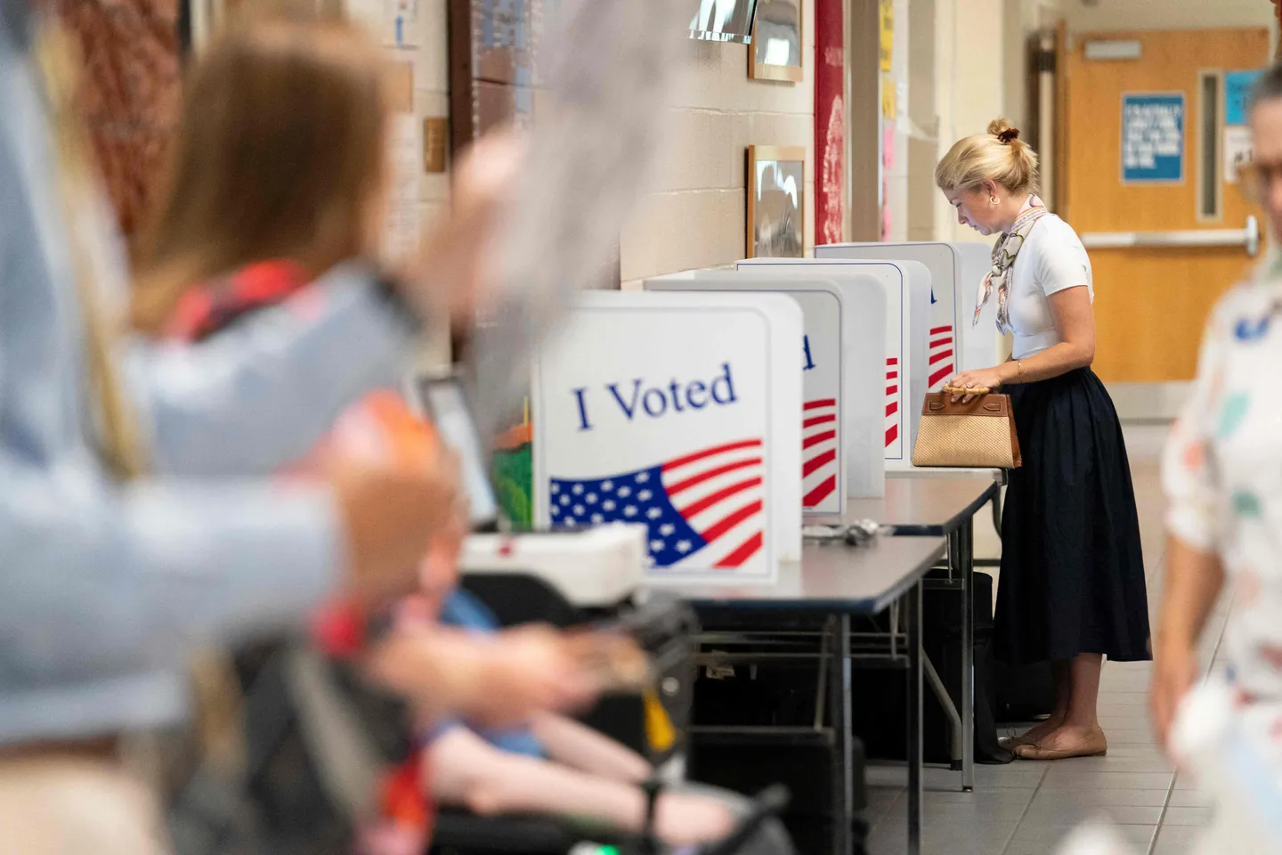 US Midterm Campaigns Intensify as Parties Clash Over Economic Woes and Ideology