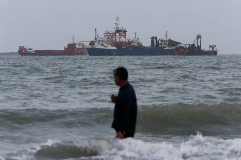 US Prepares New Economic Sanctions as Iran Vows to Maintain Defiant Stance