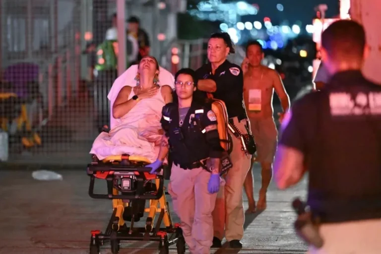 Speedboat capsizes in New York Harbour, fatal case woman and infant