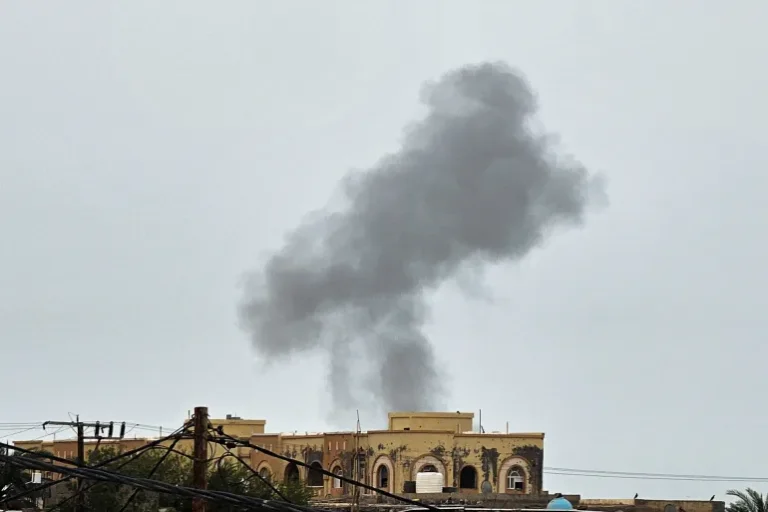 Houthi Missile Strike on Yemen’s Al-Makha Port Results in Multiple Casualties